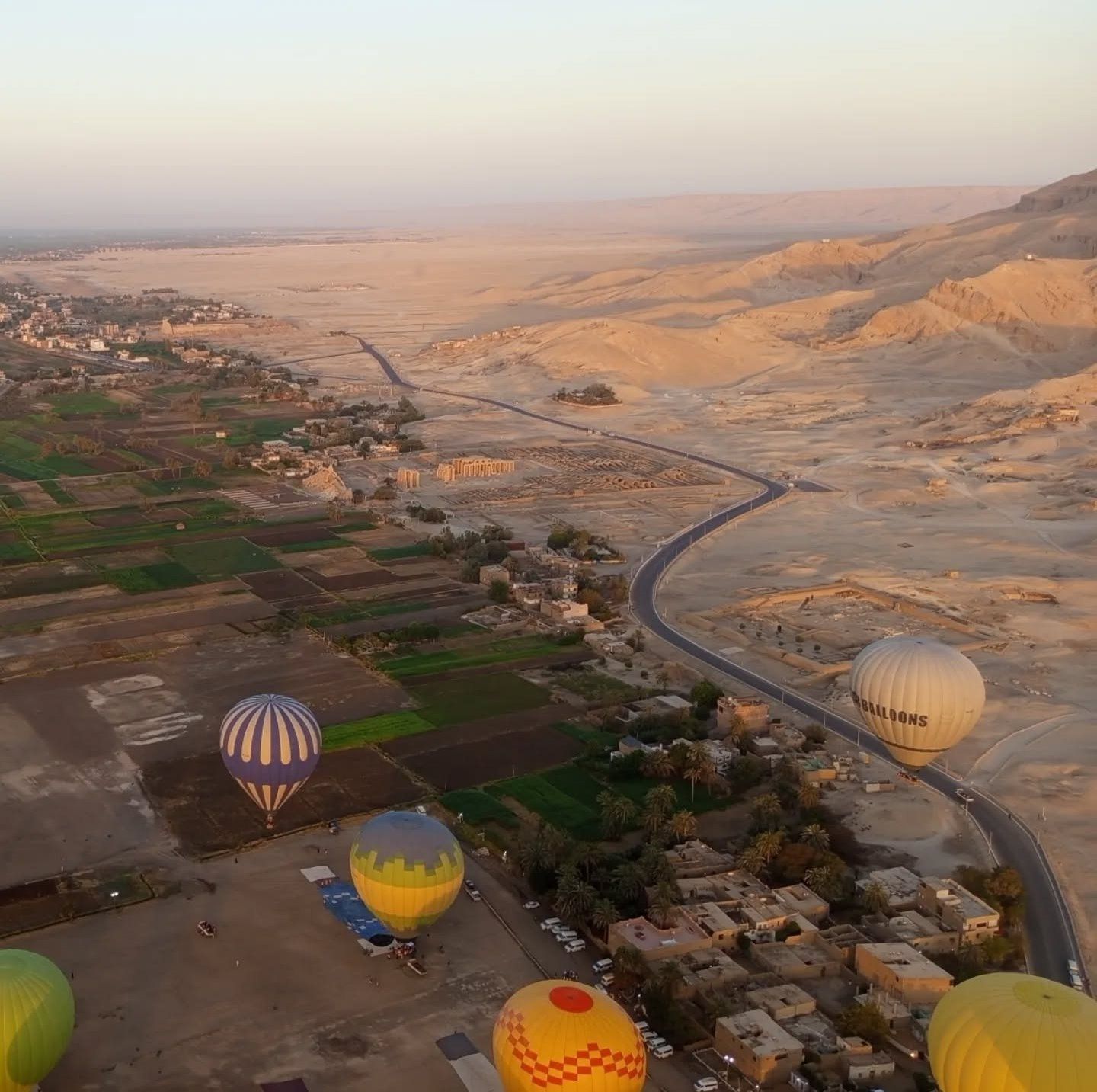 تحليق 44 رحلة بالون طائر تقل على متنها 850 سائح بالأقصر (1) تحليق 44 رحلة بالون طائر تقل على متنها 850 سائح بالأقصر (1)