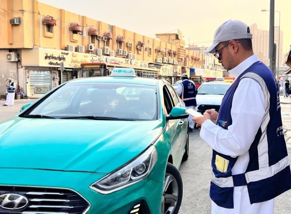  منع التدخين والمساعدة لذوي الإعاقة.. اشتراطات جديدة لتنظيم أنشطة النقل بسيارة الأجرة