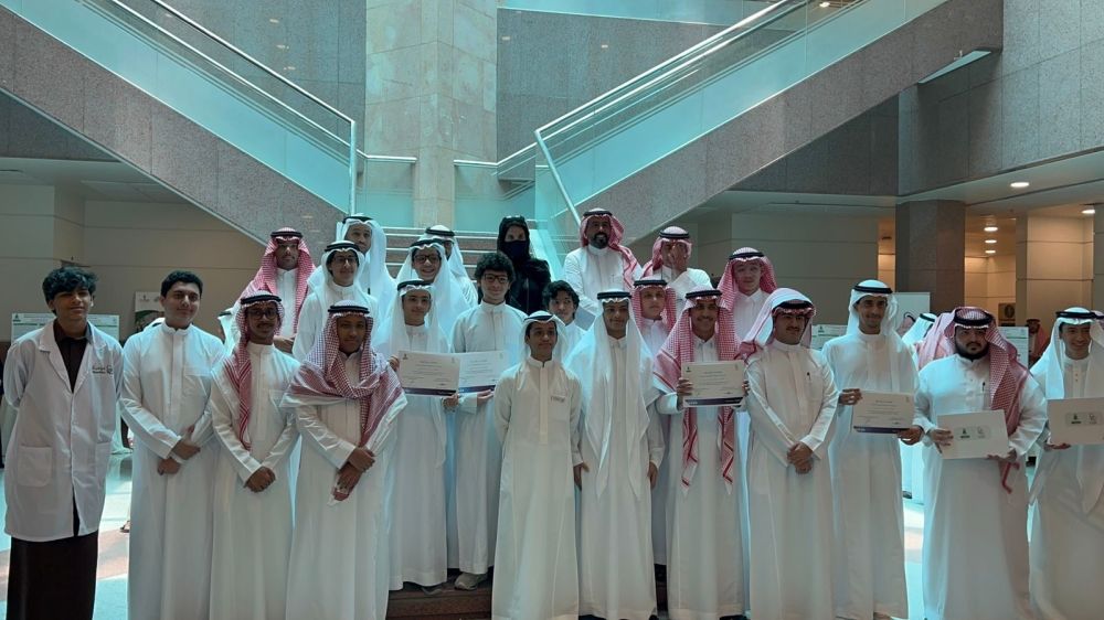 صورة ختامية مع الطلاب المشاركين
