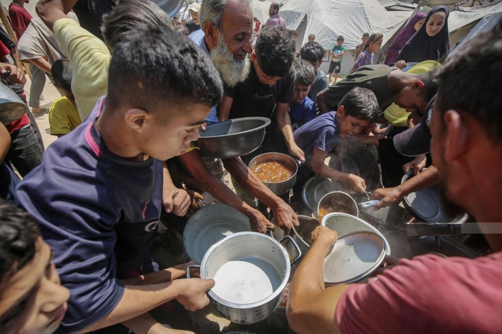 الجوع يمنع عمل موظفي الإغاثة الإنسانية في غزة - وفا
