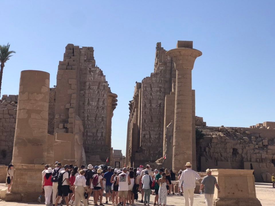 الأفواج السياحية تستمتع بزيارات مميزة فى معابد الكرنك الأفواج السياحية تستمتع بزيارات مميزة فى معابد الكرنك
