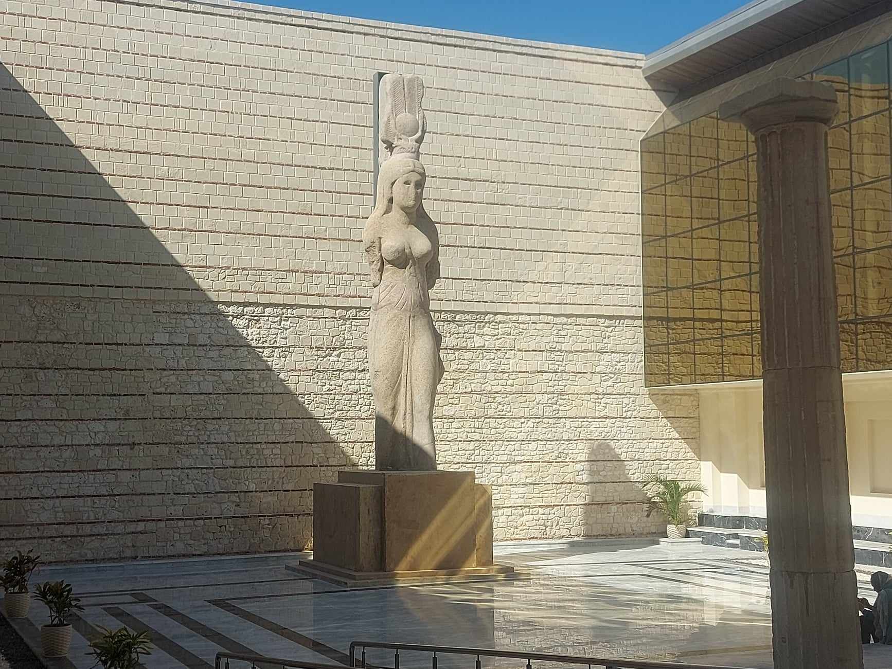 تمثال الالهه ايزيس ببهو المتحف الرومانى (1) تمثال الالهه ايزيس ببهو المتحف الرومانى (1)