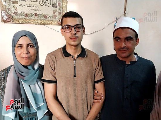 مع-والده-ووالدته- مع-والده-ووالدته-
