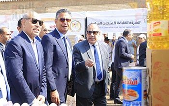 الدكتور شريف فاروق وزير التموين خلال تفقده سوق اليوم الواحد بالجمالية الدكتور شريف فاروق وزير التموين خلال تفقده سوق اليوم الواحد بالجمالية