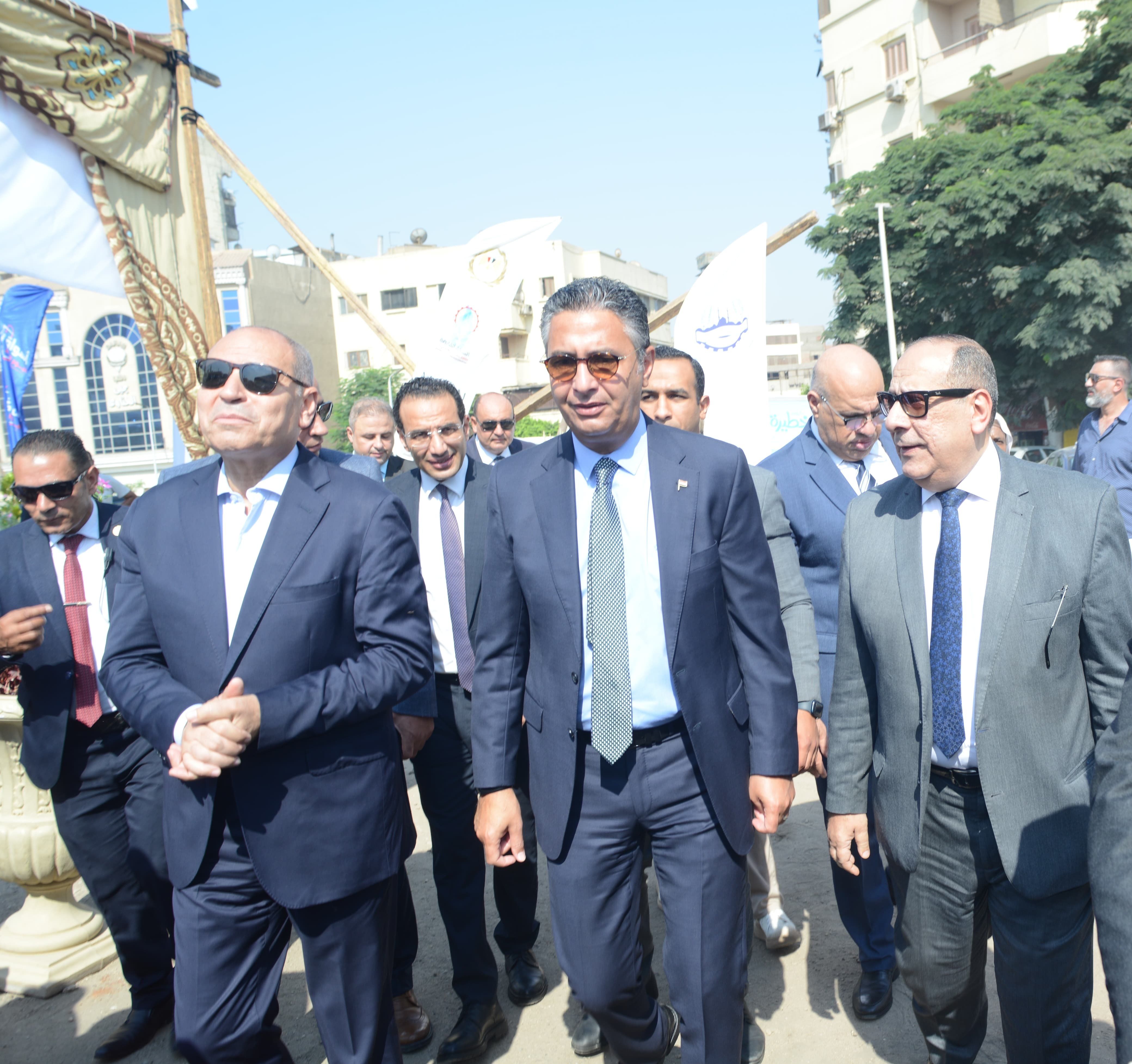 وزير التموين يفتتح فرعا جديدا لسوق اليوم الواحد بالجمالية وزير التموين يفتتح فرعا جديدا لسوق اليوم الواحد بالجمالية