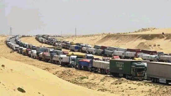 الشاحنات بدأت في التحرك من الجانب المصري من معبر رفح الشاحنات بدأت في التحرك من الجانب المصري من معبر رفح