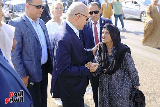 محافظ القاهرة يستمع للمواطنيين محافظ القاهرة يستمع للمواطنيين