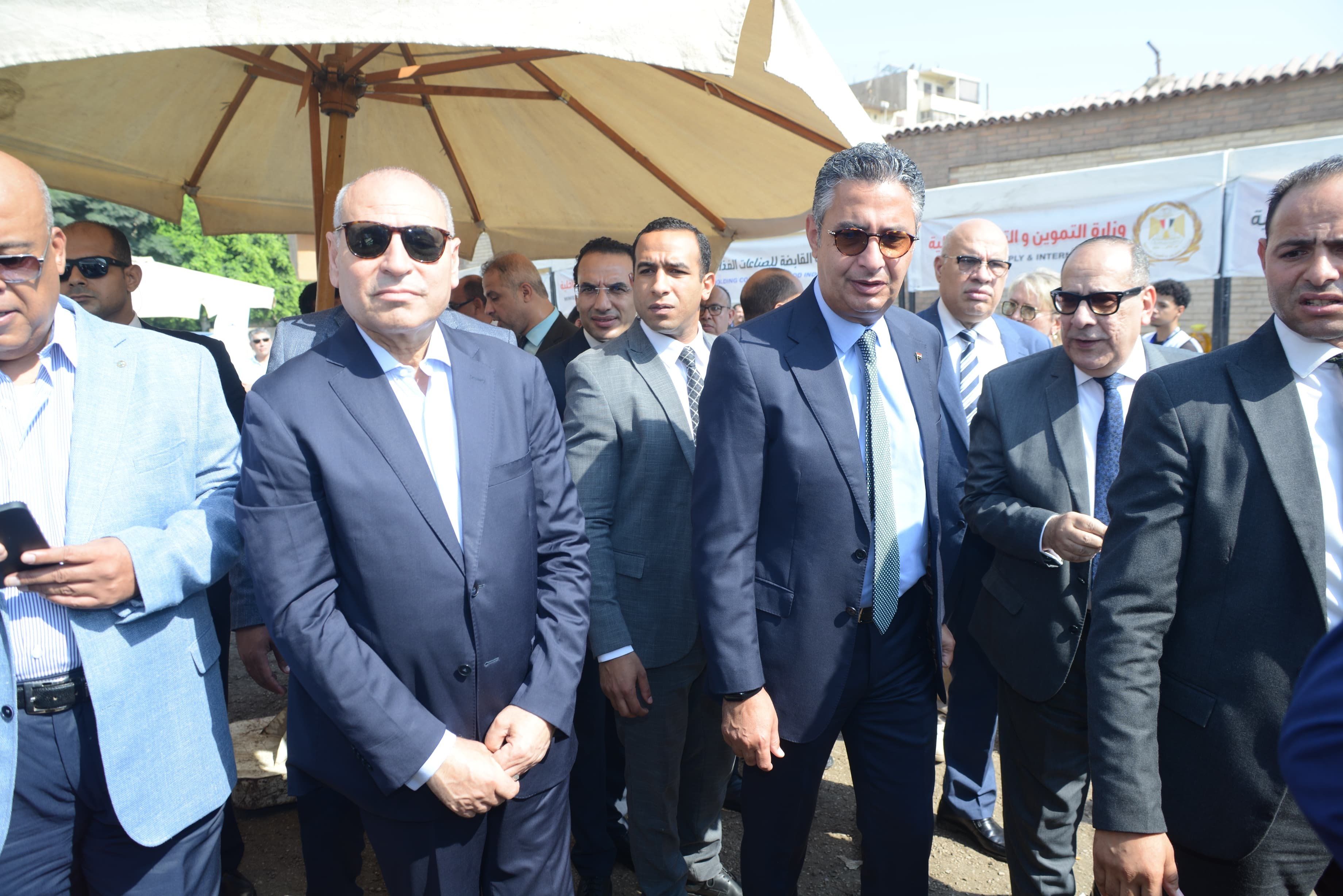 وزير التموين ومحافظ القاهرة بتفقدون سوق اليوم الواحد بالجمالية وزير التموين ومحافظ القاهرة بتفقدون سوق اليوم الواحد بالجمالية