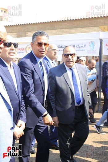 الدكتور شريف فاروق وزير التموين يطمئن على توافر السلع بسوق اليوم الواحد بالجمالية الدكتور شريف فاروق وزير التموين يطمئن على توافر السلع بسوق اليوم الواحد بالجمالية