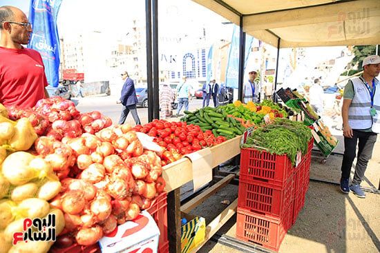 طرح السلع والخضروات بسوق اليوم الواحد طرح السلع والخضروات بسوق اليوم الواحد