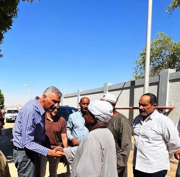 محافظ أسوان مع الأهالى محافظ أسوان مع الأهالى