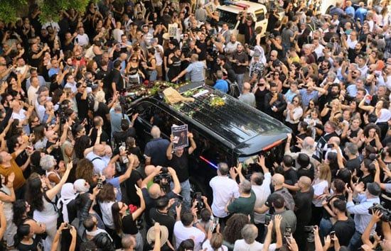 محبو زياد الرحباني يواكبون خروج جثمانه (3) محبو زياد الرحباني يواكبون خروج جثمانه (3)