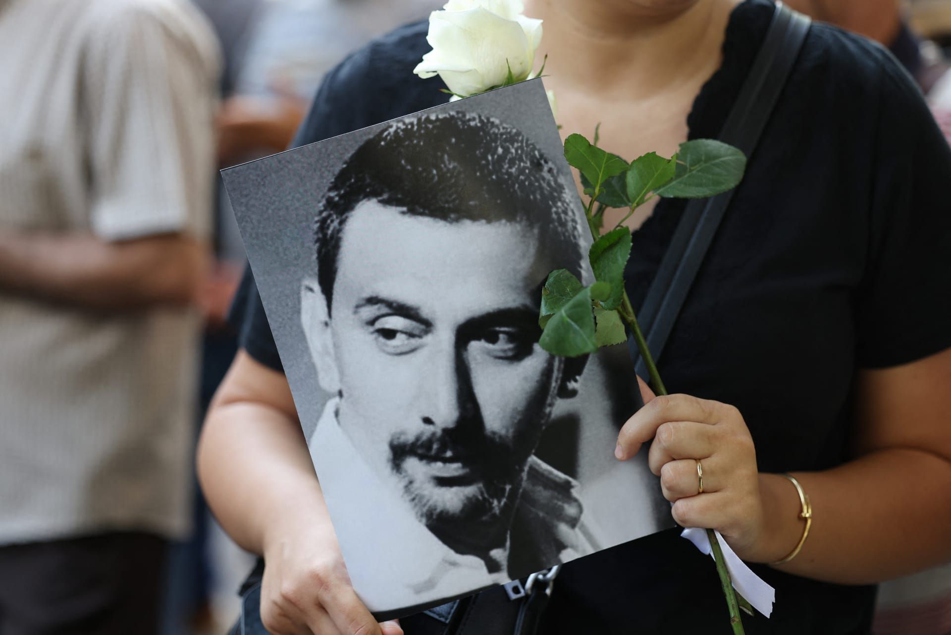 فيروز تشيع جثمان زياد الرحباني (9)