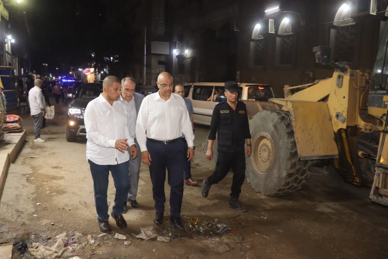 جولة مفاجئة لمحافظ القليوبية لمتابعة أعمال النظافة ورفع الإشغالات بالخانكة (2) جولة مفاجئة لمحافظ القليوبية لمتابعة أعمال النظافة ورفع الإشغالات بالخانكة (2)