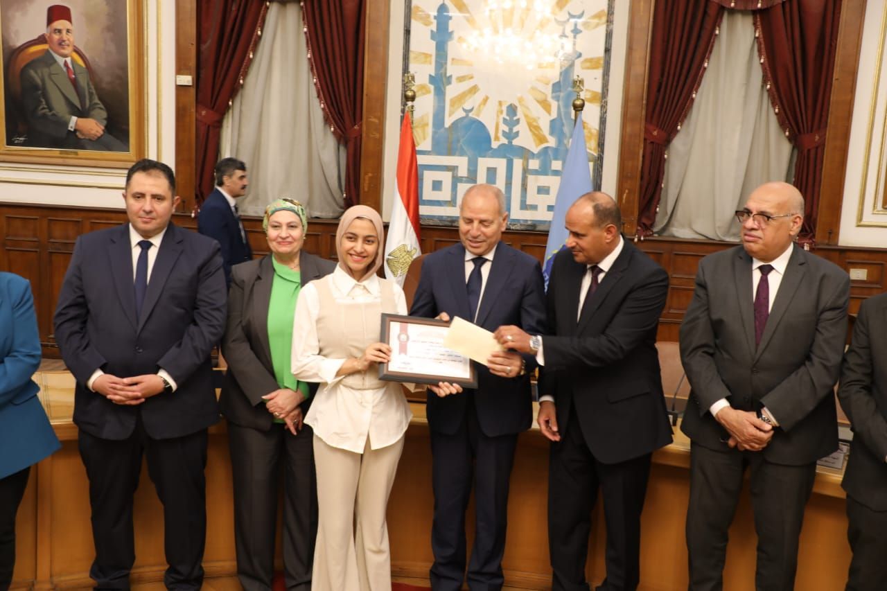 المحافظ خلال تكريم أوائل المحافظ خلال تكريم أوائل