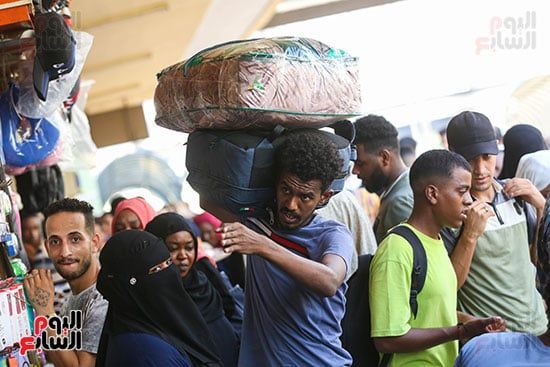 انطلاق قطار عودة السودانيين طواعية من محطة مصر إلى أسوان (15)
