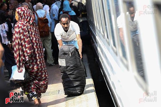 انطلاق قطار عودة السودانيين طواعية من محطة مصر إلى أسوان (19)