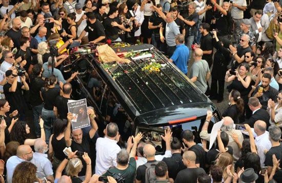 محبو زياد الرحباني يواكبون خروج جثمانه (2) محبو زياد الرحباني يواكبون خروج جثمانه (2)
