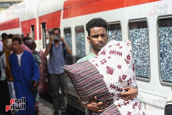 انطلاق قطار عودة السودانيين طواعية من محطة مصر إلى أسوان (27)