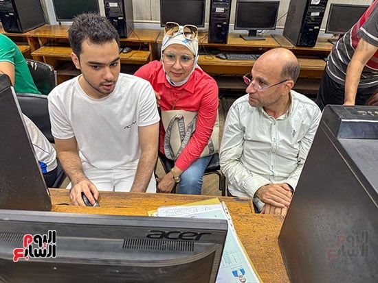 الموظفين بمعامل التنسيق يساعدون الطلاب على تسجيل الرغبات الموظفين بمعامل التنسيق يساعدون الطلاب على تسجيل الرغبات