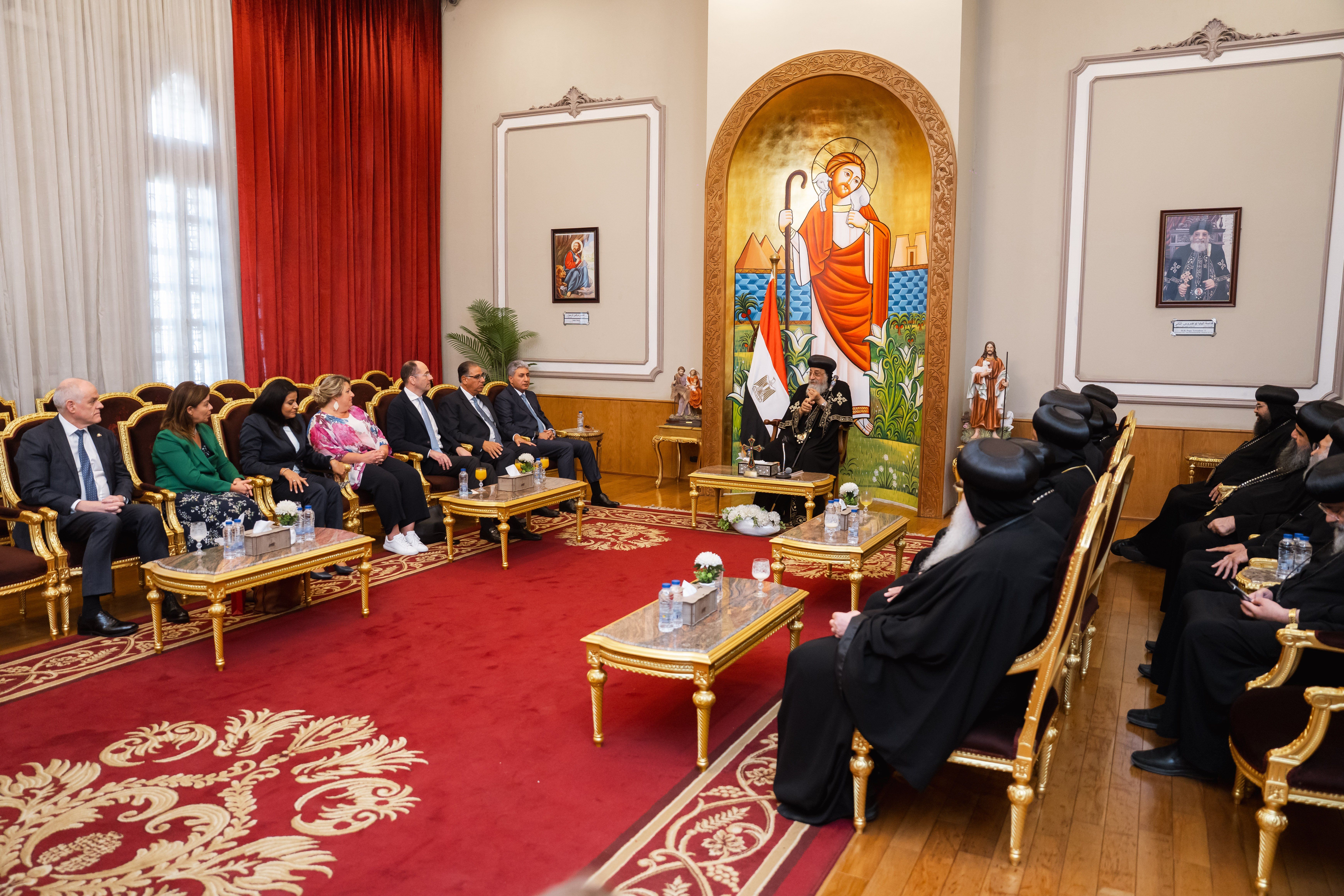 جانب من لقاء البابا مع المسؤلين جانب من لقاء البابا مع المسؤلين