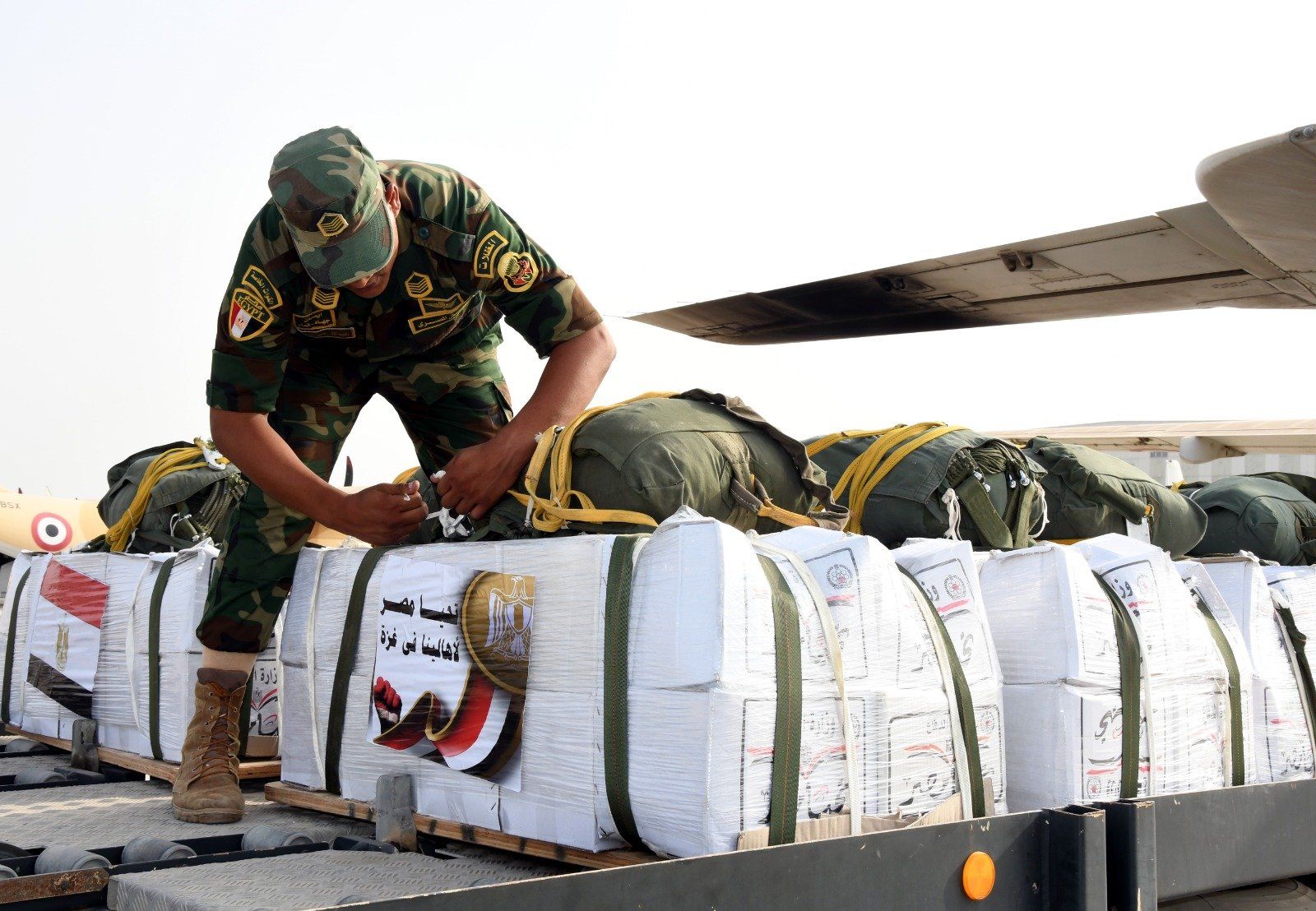 مصر تسقط أطنان من المساعدات جواً على قطاع غزة (6)