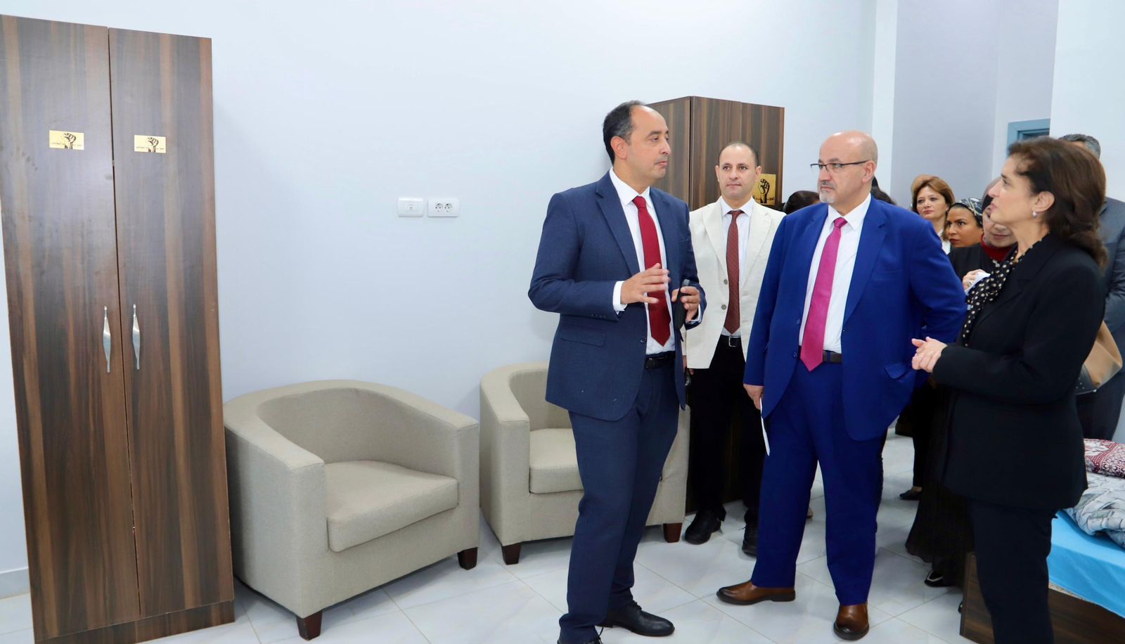 الدكتور عمرو عثمان والمدير الإقليمي لمنظمة الصحة العالمية خلال تفقد مركز امبابة لعلاج الإدمان الدكتور عمرو عثمان والمدير الإقليمي لمنظمة الصحة العالمية خلال تفقد مركز امبابة لعلاج الإدمان
