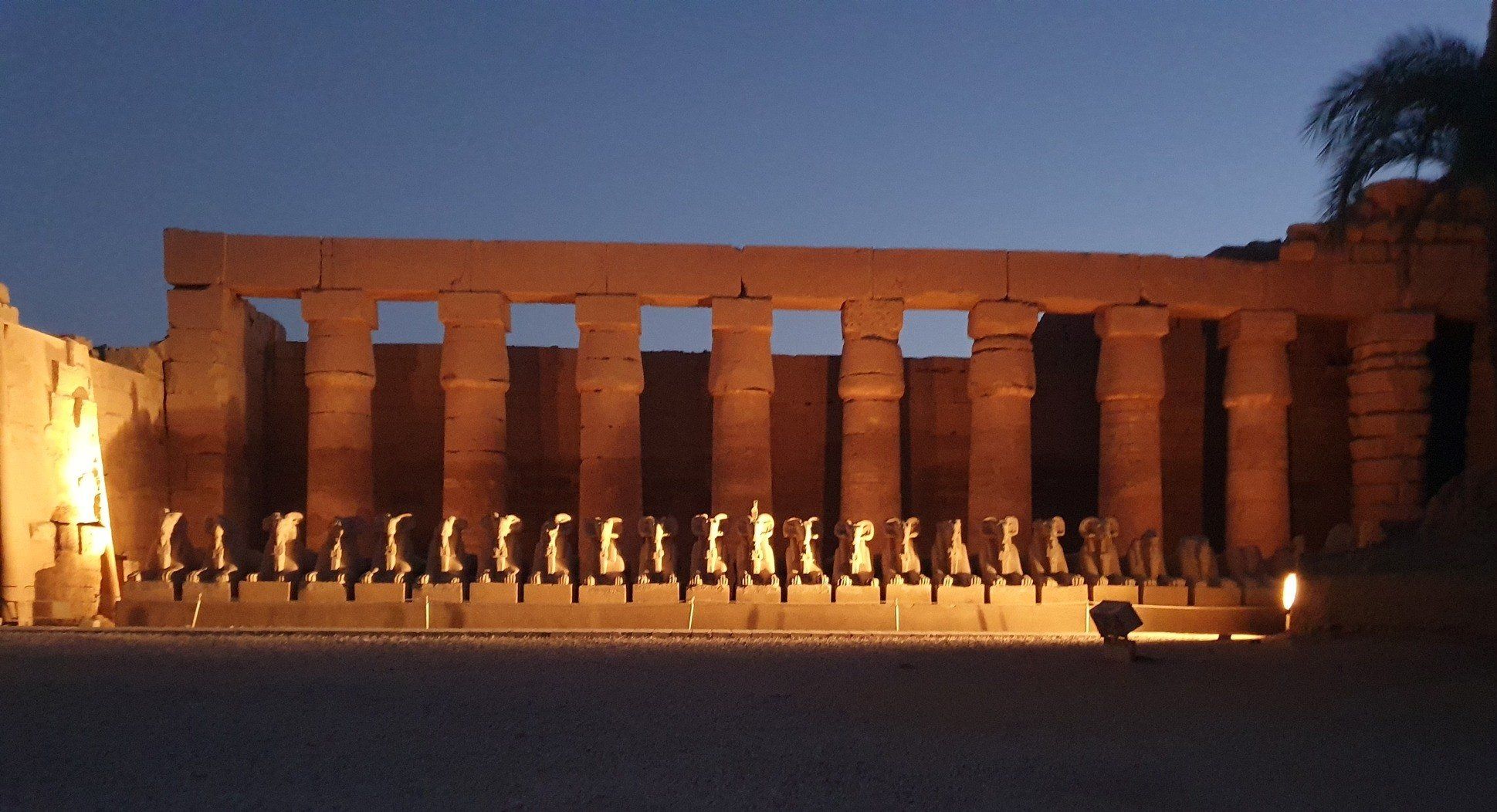 عروض الصوت والضوء الصيفية تبهر سياح العالم في معابد الكرنك عروض الصوت والضوء الصيفية تبهر سياح العالم في معابد الكرنك