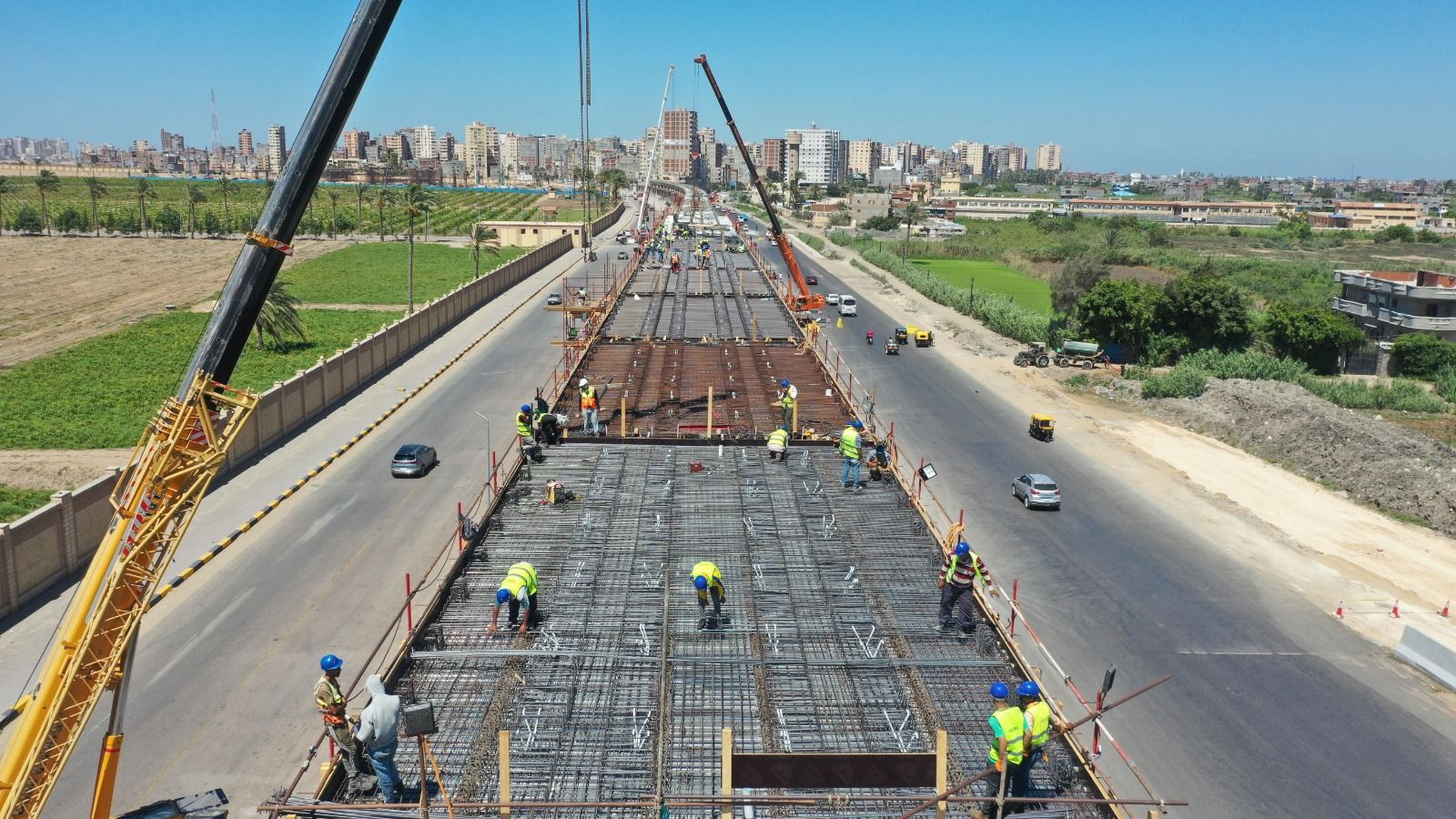 تركيب الكمرات وتقدم أعمال تنفيذ مشروع مترو الإسكندرية (5)
