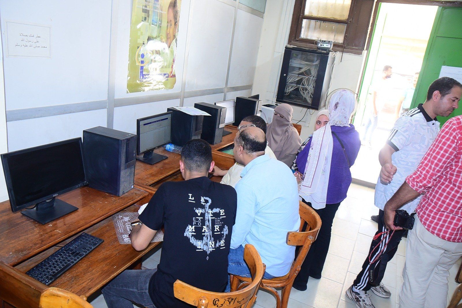 طالبات يقمن بالتنسيق طالبات يقمن بالتنسيق
