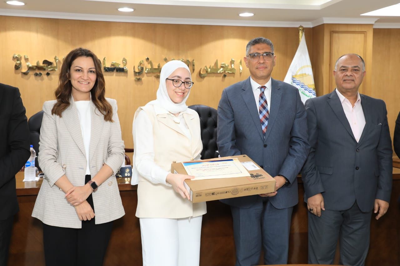 محافظ الجيزة يكرم أوائل الثانوية العامة والدبلومات الفنية (2) محافظ الجيزة يكرم أوائل الثانوية العامة والدبلومات الفنية (2)
