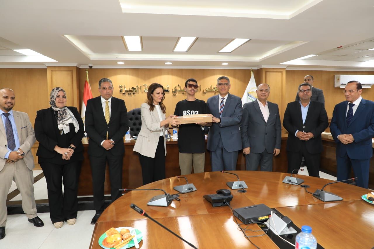 محافظ الجيزة يكرم أوائل الثانوية العامة والدبلومات الفنية (7) محافظ الجيزة يكرم أوائل الثانوية العامة والدبلومات الفنية (7)
