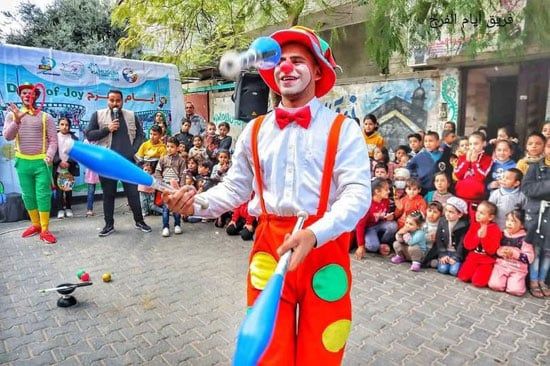 مهرجون يزرعون الفرح فى غزة مهرجون يزرعون الفرح فى غزة