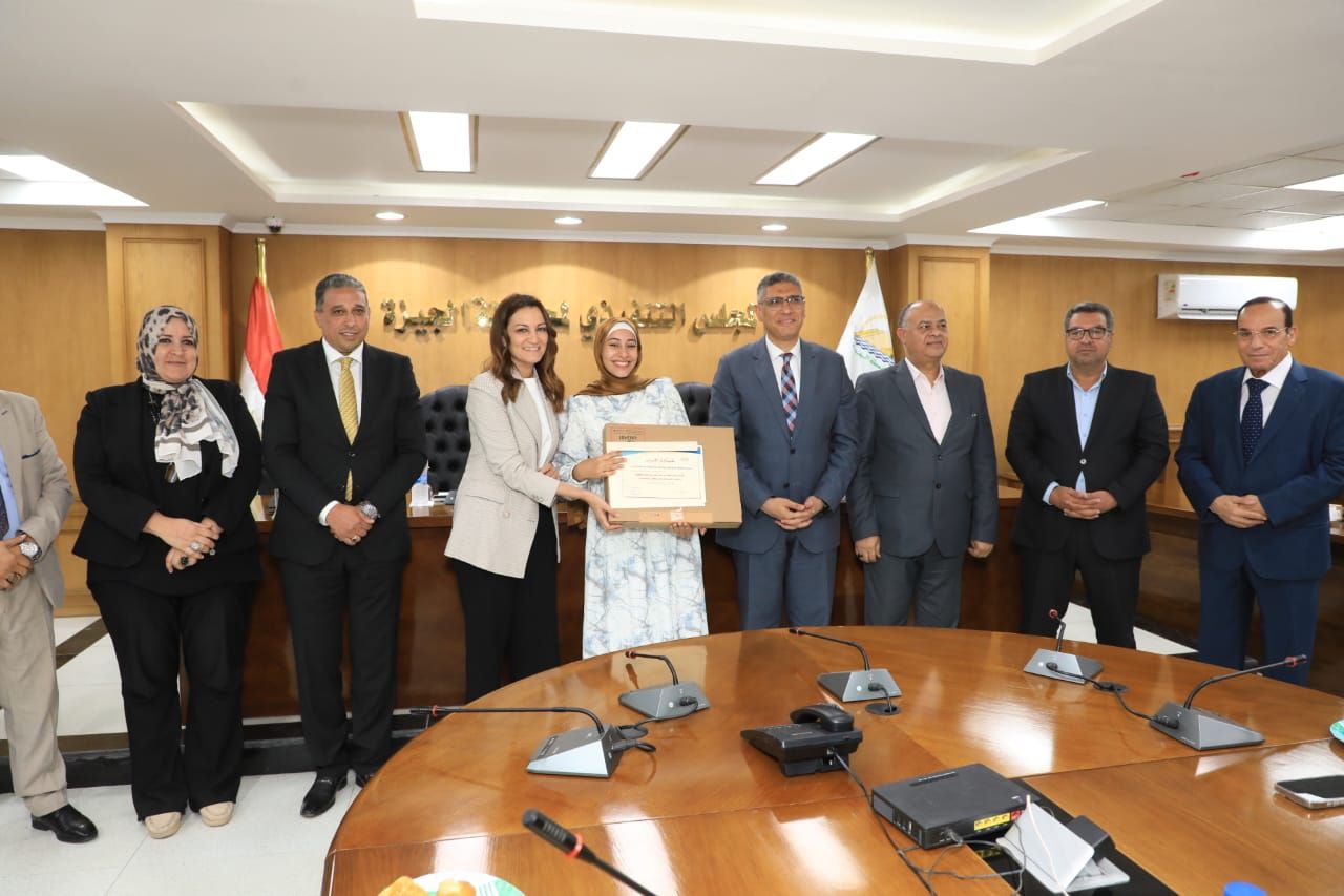 محافظ الجيزة يكرم أوائل الثانوية العامة والدبلومات الفنية (6) محافظ الجيزة يكرم أوائل الثانوية العامة والدبلومات الفنية (6)