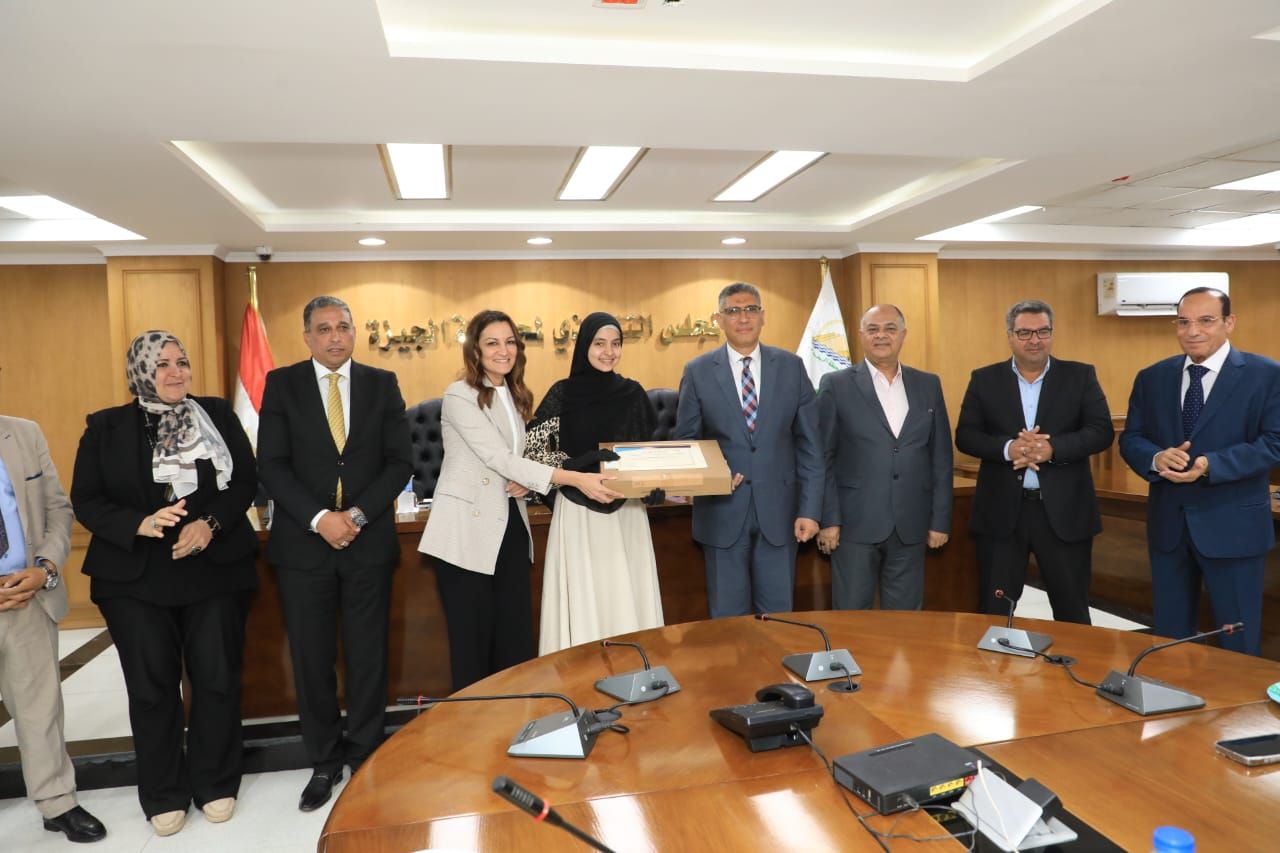 محافظ الجيزة يكرم أوائل الثانوية العامة والدبلومات الفنية (4) محافظ الجيزة يكرم أوائل الثانوية العامة والدبلومات الفنية (4)