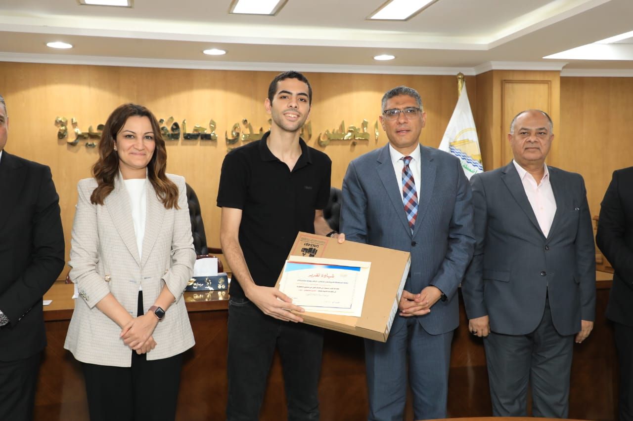 محافظ الجيزة يكرم أوائل الثانوية العامة والدبلومات الفنية (1) محافظ الجيزة يكرم أوائل الثانوية العامة والدبلومات الفنية (1)