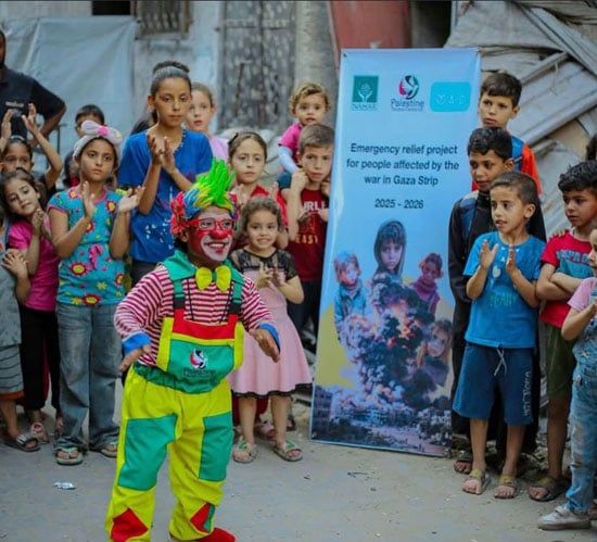 حكاية مهرجين يقاومون الحرب بالضحك فى غزة حكاية مهرجين يقاومون الحرب بالضحك فى غزة