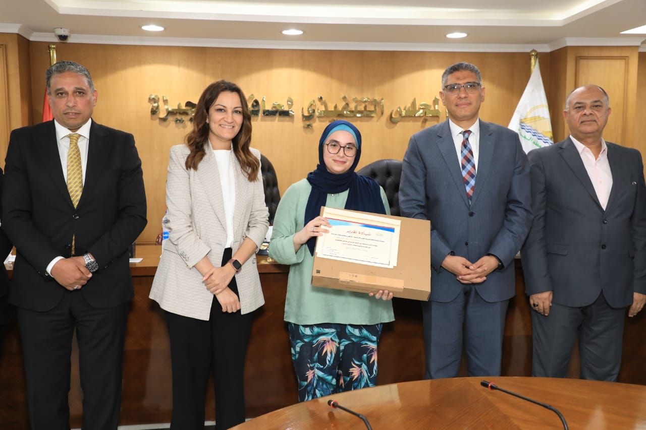 محافظ الجيزة يكرم أوائل الثانوية العامة والدبلومات الفنية (3) محافظ الجيزة يكرم أوائل الثانوية العامة والدبلومات الفنية (3)