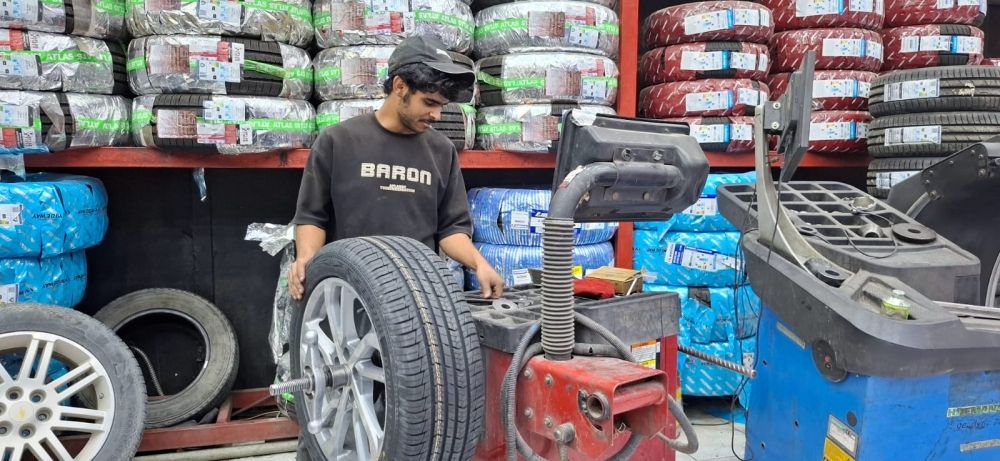الفحص الدوري والتغيير.. مختصون يحذرون من أعطال الإطار ”صيفًا“