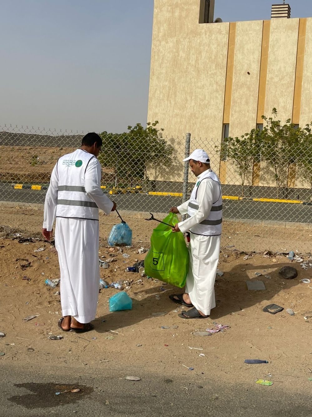 مبادرة بيئية بخليص تخدم آلاف المصلين على طريق الهجرة السريع