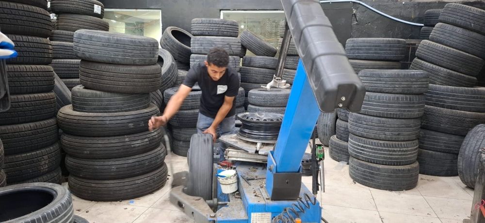 الفحص الدوري والتغيير.. مختصون يحذرون من أعطال الإطار ”صيفًا“