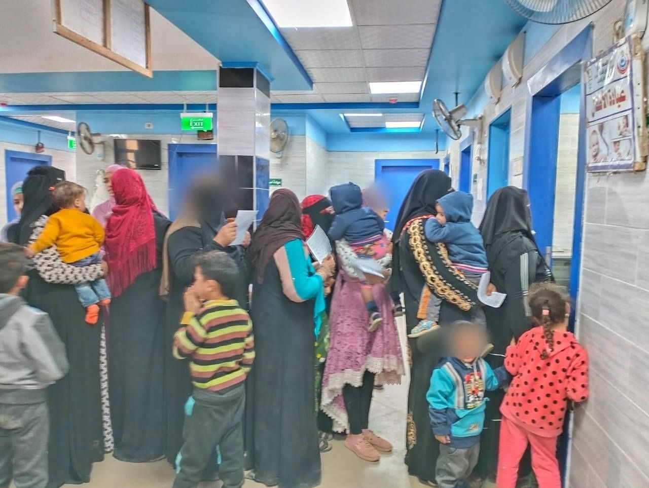 سيدات يتلقون الخدمة