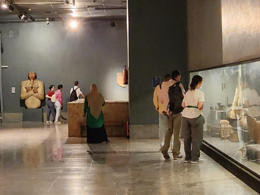 السياح يستمتعون بسحر القطع الأثرية النادرة في متاحف الأقصر السياح يستمتعون بسحر القطع الأثرية النادرة في متاحف الأقصر