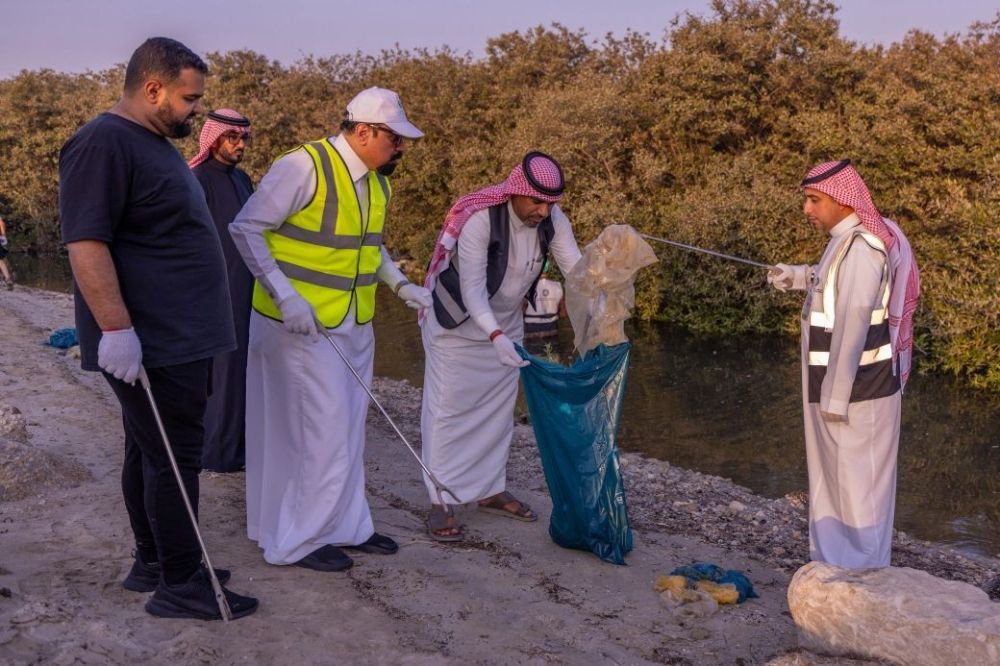 القطيف.. تنظيف شاطئ ”الرملة البيضاء“ للحد من التلوث البيئي البحري