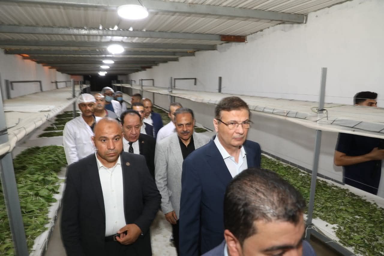 وزير الزراعة ومحافظ الشرقية يتفقدان مشروع الصالحية الزراعى (4) وزير الزراعة ومحافظ الشرقية يتفقدان مشروع الصالحية الزراعى (4)
