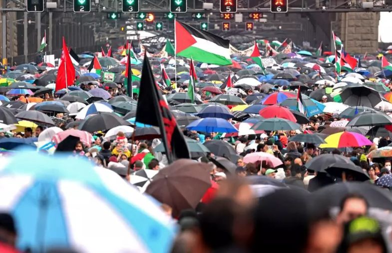 متظاهرون على جسر ميناء سيدن متظاهرون على جسر ميناء سيدن