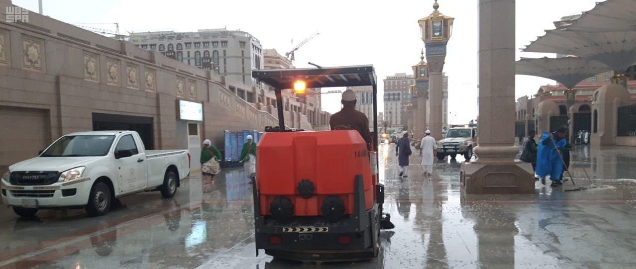 أمانة المدينة المنورة تسحب مياه الأمطار في وقت قياسي