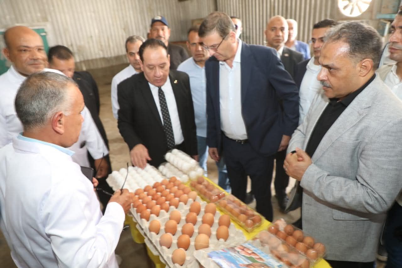 وزير الزراعة ومحافظ الشرقية يتفقدان مشروع الصالحية الزراعى (1) وزير الزراعة ومحافظ الشرقية يتفقدان مشروع الصالحية الزراعى (1)