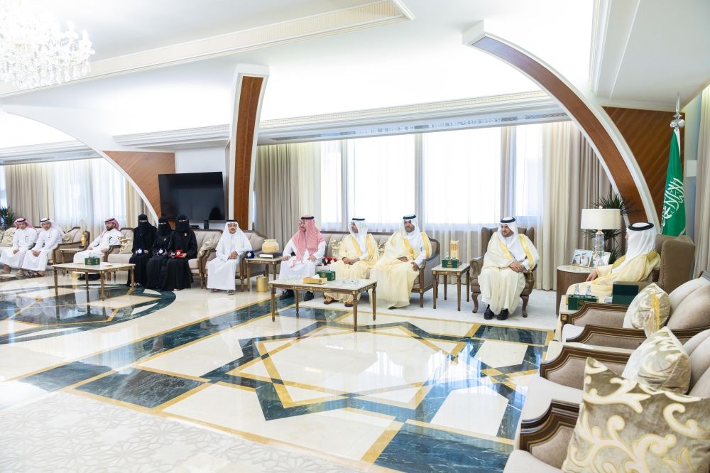 أمير المنطقة الشرقية يستقبل رئيس جامعة حفر الباطن وعددًا من الطلبة المتميزين الحاصلين على جوائز دولية - اليوم