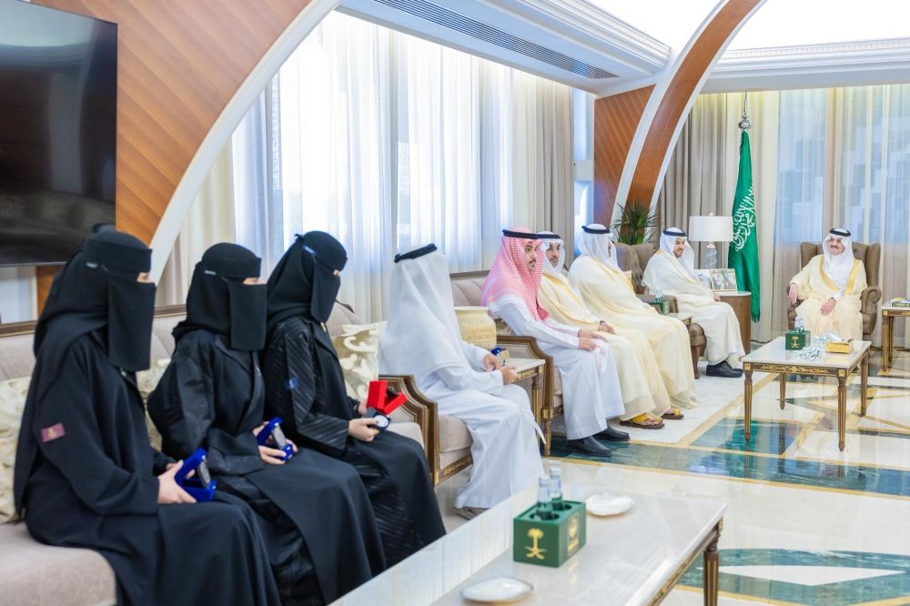 أمير المنطقة الشرقية يستقبل رئيس جامعة حفر الباطن وعددًا من الطلبة المتميزين الحاصلين على جوائز دولية - اليوم